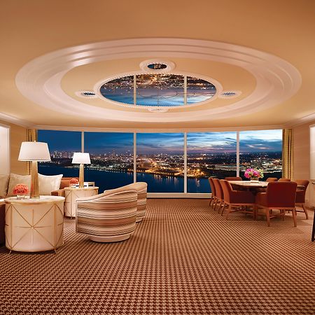 Encore Boston Harbor Everett Exteriör bild The interior of a suite at Wynn